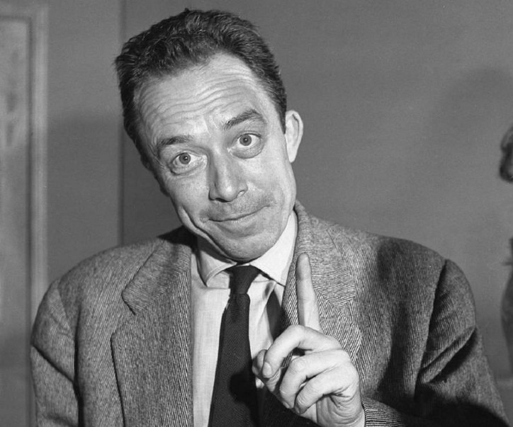 Retrato en blanco y negro atribuido a Albert Camus, con el dedo índice levantado.
