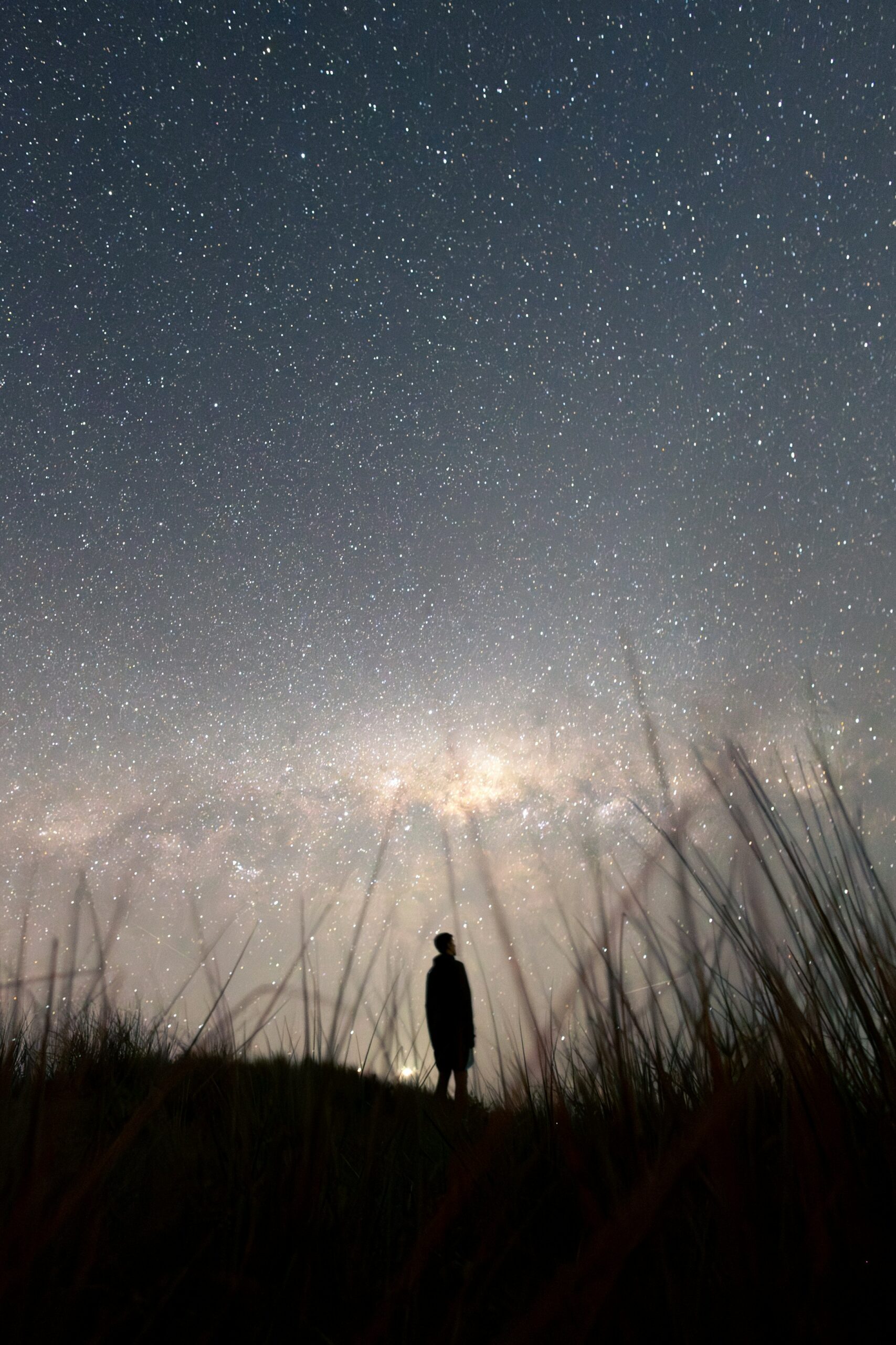 Persona contemplando un cielo estrellado